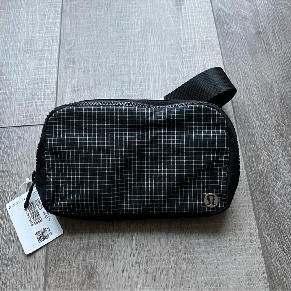 Lululemon Everywhere Belt Bag 1L in Black / White